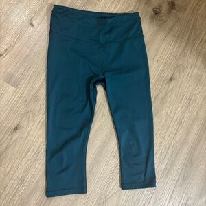 Athleta Women's Small Accelerate Crop Teal Turquoise Capri Leggings Back Zipper